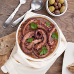 Pulpo estofado en vino tinto - Tapas para 3 personas